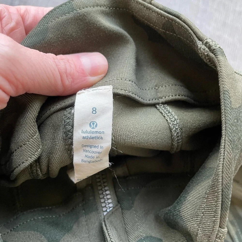 Lululemon Forme Jacket *Cuffins in Savasana Camo 20cm Fatigue Green